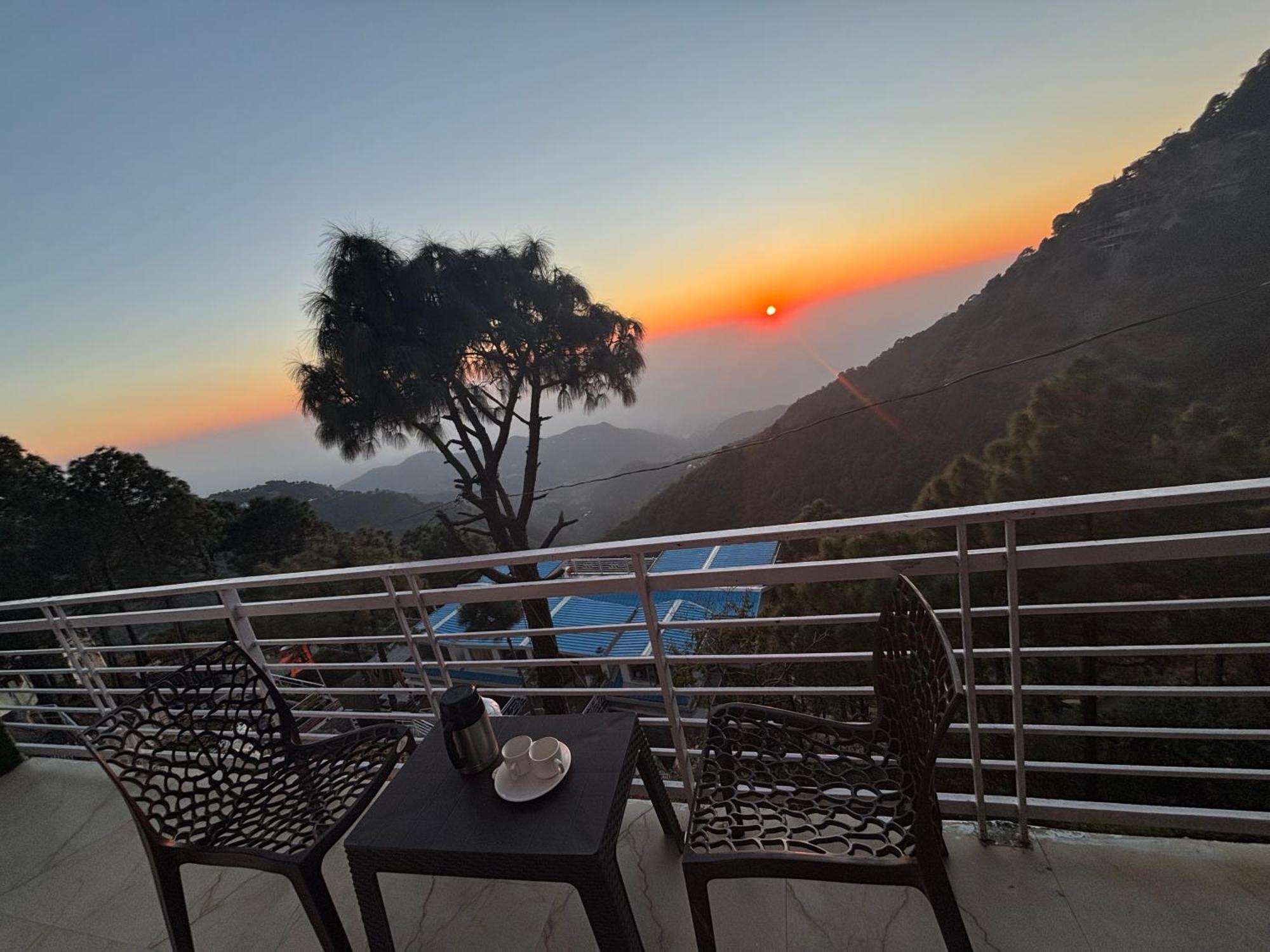 Appartement Panormic View By The North Edge à Kasauli Extérieur photo