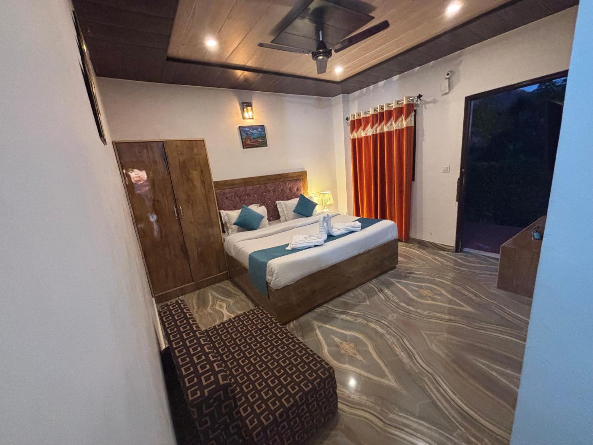 Appartement Panormic View By The North Edge à Kasauli Extérieur photo