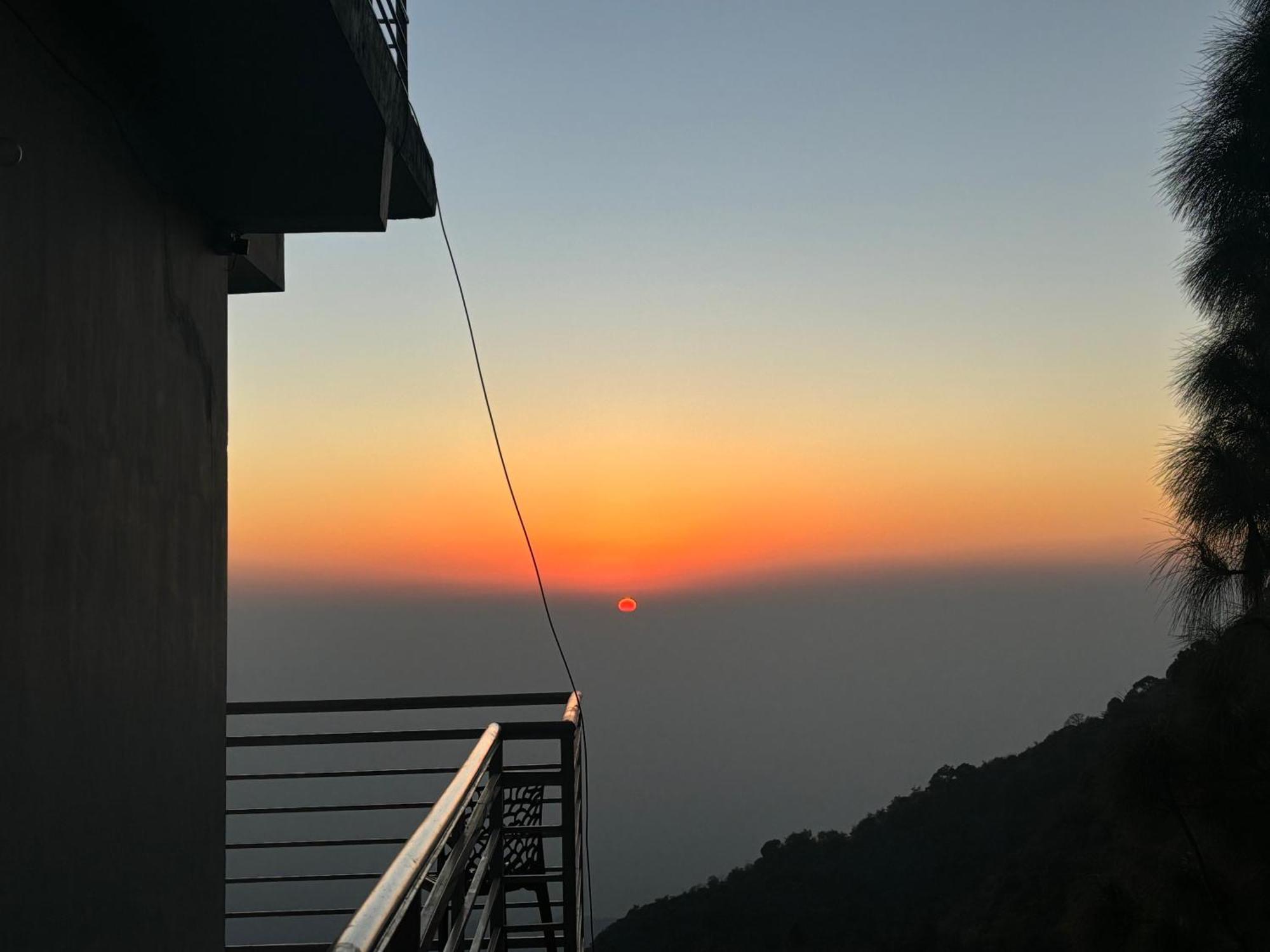 Appartement Panormic View By The North Edge à Kasauli Extérieur photo